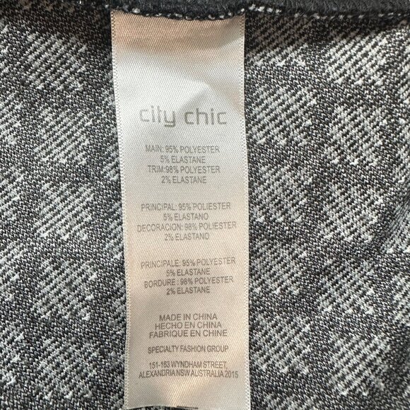 City Chic Top Womens Size 22 Black White Sleeveless Zipper Front Peplum - Picture 6 of 7